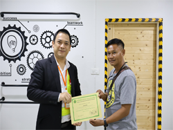 มอบประกาศนียบัตรให้กับผู้ที่ผ่านการฝึกอบรม