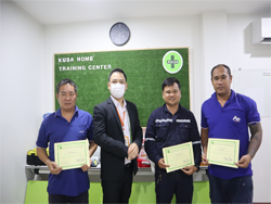 มอบประกาศนียบัตรให้กับผู้ที่ผ่านการฝึกอบรม
