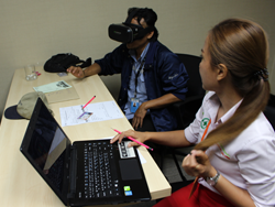 ตรวจประเมินการมองเห็นในภาวะแสงสลัวด้วยเครื่อง VR Vision Screening