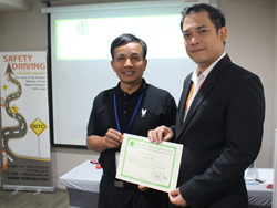 มอบประกาศนียบัตรให้กับผู้ที่ผ่านการฝึกอบรม Defensive Driving Certificate