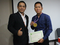 มอบประกาศนียบัตรให้กับผู้ที่ผ่านการฝึกอบรม Defensive Driving Certificate
