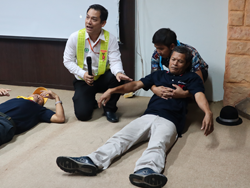 การให้ความช่วยเหลือผู้หมดสติโดยลำพัง