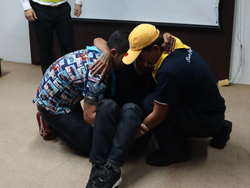 การให้ความช่วยเหลือผู้ได้รับบาดเจ็บแบบมีผู้ช่วยเหลือ 2 คน