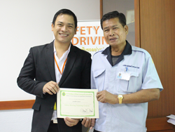 มอบประกาศนียบัตรให้กับผู้ที่ผ่านการฝึกอบรม Defensive Driving Certificate