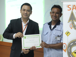 มอบประกาศนียบัตรให้กับผู้ที่ผ่านการฝึกอบรม Defensive Driving Certificate