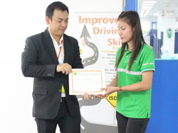 มอบประกาศนียบัตรให้กับผู้ที่ผ่านการฝึกอบรม