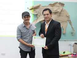 มอบประกาศนียบัตรให้กับผู้ที่ผ่านการฝึกอบรม