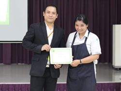 มอบประกาศนียบัตรให้กับผู้ที่ผ่านการฝึกอบรม Defensive Driving Certificate