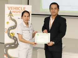 มอบประกาศนียบัตรให้กับผู้ที่ผ่านการฝึกอบรม Defensive Driving Certificate