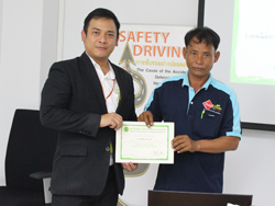 มอบประกาศนียบัตรให้กับผู้ที่ผ่านการฝึกอบรม Defensive Driving Certificate