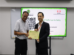 มอบประกาศนียบัตรให้กับผู้ที่ผ่านการฝึกอบรม