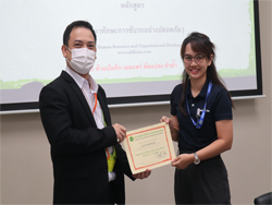 มอบประกาศนียบัตรให้กับผู้ที่ผ่านการฝึกอบรม