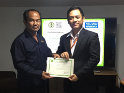 มอบประกาศนียบัตรให้กับผู้ที่ผ่านการฝึกอบรม Defensive Driving Certificate