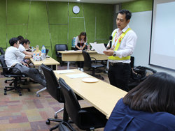 สรุปผลการฝึกอบรม พร้อมให้คำแนะนำเพิ่มเติมโดยหัวหน้าทีมครูฝึก อาจารย์อภิรัติ  คำสายพรม