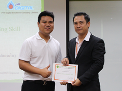 มอบประกาศนียบัตรให้กับผู้ที่ผ่านการฝึกอบรม Defensive Driving Certificate