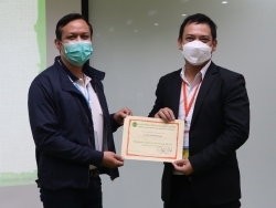 มอบประกาศนียบัตรให้กับผู้ที่ผ่านการฝึกอบรม
