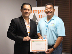 มอบประกาศนียบยัตรให้กับผู้ที่ผ่านการฝึกอบรม