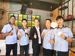 ให้รางวัลกับทีมผู้ชนะ