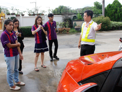 สาธิตวิธีการตรวจสอบ และจัดการกับสิ่งที่อาจจะก่อให้เกิดอุบัติได้ระหว่างการเดินทาง
