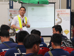 สรุปผลการตรวจสอบ และบำรุงรักษารถยนต์เบื้องต้น พร้อมให้คำแนะนำเพิ่มเติม โดยหัวหน้าทีมครูฝึก อาจารย์อภิรัติ  คำสายพรม