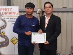 มอบประกาศนียบัตรให้กับผู้ที่ผ่านการฝึกอบรม Defensive Driving Certificate